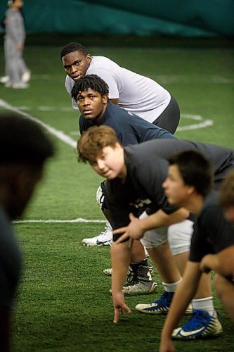 MIKE DEAL / WINNIPEG FREE PRESS
Dolapo Egunjobi (at the back) during the recruit ready football tryouts held at the golf dome, 1205 Wilkes Avenue, Thursday morning.
See Mike Sawatzky story 
221208 - Thursday, December 08, 2022.