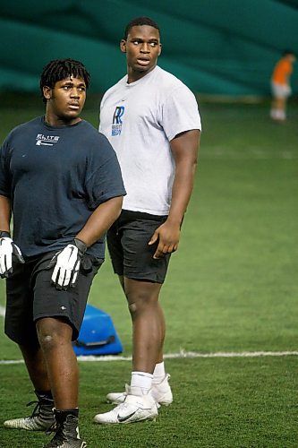 MIKE DEAL / WINNIPEG FREE PRESS
Dolapo Egunjobi during the recruit ready football tryouts held at the golf dome, 1205 Wilkes Avenue, Thursday morning.
See Mike Sawatzky story 
221208 - Thursday, December 08, 2022.