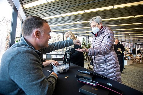 MIKAELA MACKENZIE / WINNIPEG FREE PRESS

Dorothea McGinnis exchanges money for a new two dollar coin commemorating Queen Elizabeth at the Royal Canadian Mint in Winnipeg on Thursday, Dec. 8, 2022. For Shauna story.
Winnipeg Free Press 2022.