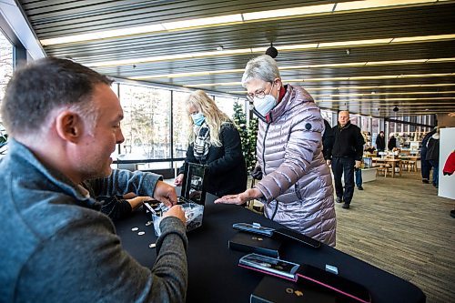 MIKAELA MACKENZIE / WINNIPEG FREE PRESS

Dorothea McGinnis exchanges money for a new two dollar coin commemorating Queen Elizabeth at the Royal Canadian Mint in Winnipeg on Thursday, Dec. 8, 2022. For Shauna story.
Winnipeg Free Press 2022.