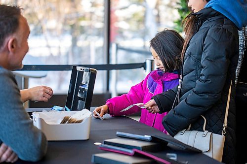 MIKAELA MACKENZIE / WINNIPEG FREE PRESS

Emma Poon (six) exchanges money for a new two dollar coin commemorating Queen Elizabeth at the Royal Canadian Mint in Winnipeg on Thursday, Dec. 8, 2022. For Shauna story.
Winnipeg Free Press 2022.