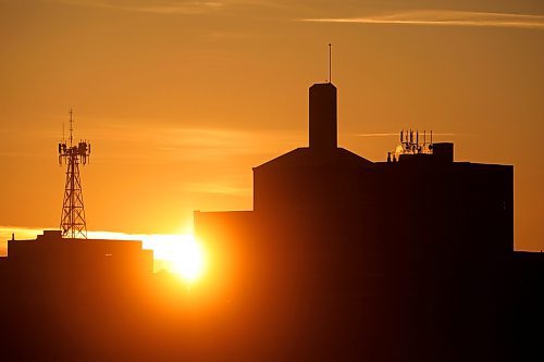 08122022
The sun sets behind buildings in downtown Brandon on a mild Thursday afternoon. 
(Tim Smith/The Brandon Sun)