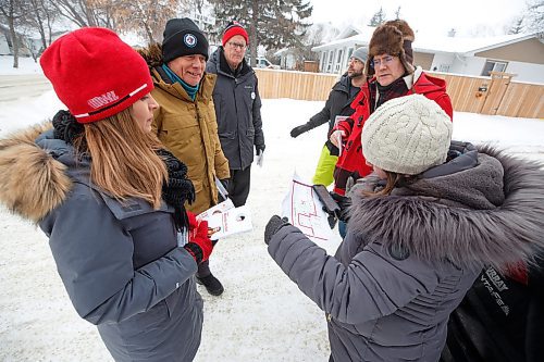 MIKE DEAL / WINNIPEG FREE PRESS
Manitoba Liberal candidate Rhonda Nichol (left) gets ready to door knock in Kirkfield Park with volunteers as well as Liberal leader Dougald Lamont (second from right) and Jon Gerrard (second from left) Friday afternoon. The Kirkfield by-election will be on Tuesday, December 13, 2022.
221209 - Friday, December 09, 2022.