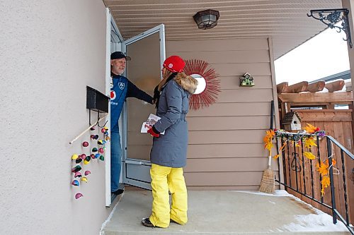 MIKE DEAL / WINNIPEG FREE PRESS
Manitoba Liberal candidate Rhonda Nichol (red toque) talks to homeowner, Michael Duffy, while door knocking in Kirkfield Park Friday afternoon. The Kirkfield by-election will be on Tuesday, December 13, 2022.
221209 - Friday, December 09, 2022.