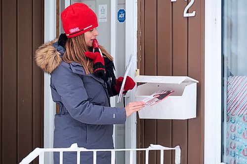 MIKE DEAL / WINNIPEG FREE PRESS
Manitoba Liberal candidate Rhonda Nichol (red toque) door knocks in Kirkfield Park Friday afternoon. The Kirkfield by-election will be on Tuesday, December 13, 2022.
221209 - Friday, December 09, 2022.