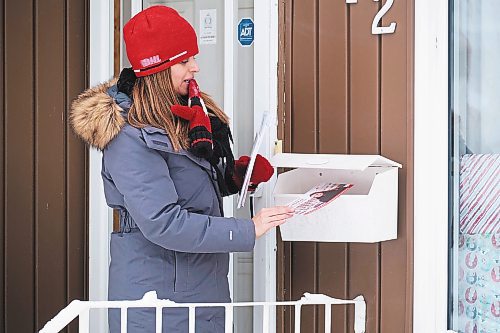 MIKE DEAL / WINNIPEG FREE PRESS
Manitoba Liberal candidate Rhonda Nichol (red toque) door knocks in Kirkfield Park Friday afternoon. The Kirkfield by-election will be on Tuesday, December 13, 2022.
221209 - Friday, December 09, 2022.
