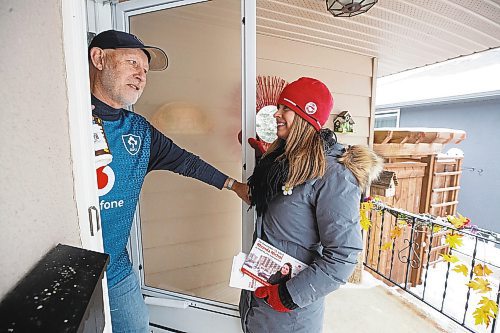 MIKE DEAL / WINNIPEG FREE PRESS
Manitoba Liberal candidate Rhonda Nichol (red toque) talks to homeowner, Michael Duffy, while door knocking in Kirkfield Park Friday afternoon. The Kirkfield by-election will be on Tuesday, December 13, 2022.
221209 - Friday, December 09, 2022.