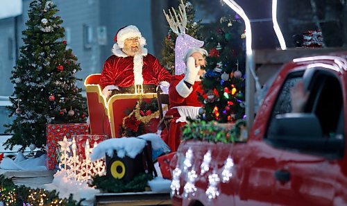 JOHN WOODS / WINNIPEG FREE PRESS
Santa and Mrs Claus visited the West End this weekend and waved to the residents as they pass by Sunday, December 11, 2022. 

Re: standup?