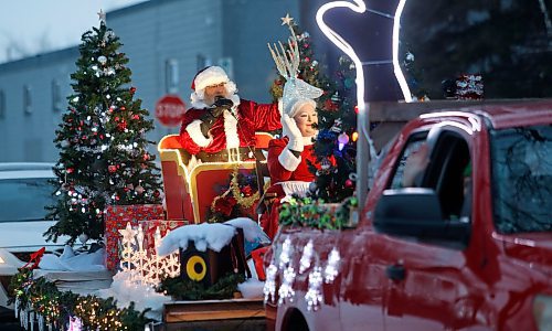 JOHN WOODS / WINNIPEG FREE PRESS
Santa and Mrs Claus visited the West End this weekend and waved to the residents as they pass by Sunday, December 11, 2022. 

Re: standup?