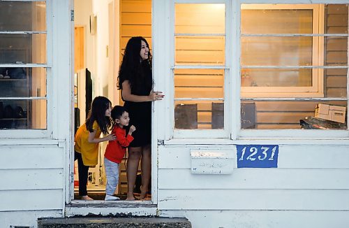 JOHN WOODS / WINNIPEG FREE PRESS
Ahlam and her children Jihan, 7, Rami, 4, look out as Santa and Mrs Claus visit Clifton St in the West End and wave to the residents as they passed by Sunday, December 11, 2022. 

Re: standup?