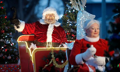 JOHN WOODS / WINNIPEG FREE PRESS
Santa and Mrs Claus visited the West End this weekend and drove and waved to the residents west of Erin Sunday, December 11, 2022. 

Re: standup?