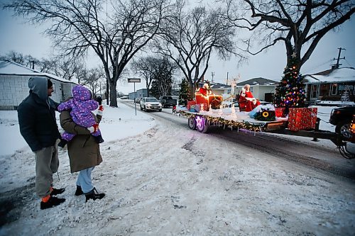 JOHN WOODS / WINNIPEG FREE PRESS
Terry, Crystal and their child River, left, look on as Santa and Mrs Claus visit Clifton St in the West End and wave to the residents as they pass by Sunday, December 11, 2022. 

Re: standup?