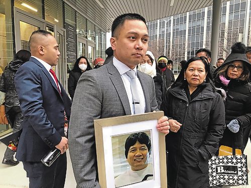 ERIK PINDERA / WINNIPEG FREE PRESS

Edward Balaquit holds a photograph of his father, Eduardo Balaquit, outside Winnipeg&#x2019;s courthouse on Wednesday, while mother and widow Illuminada stands to the right. November 9, 2022