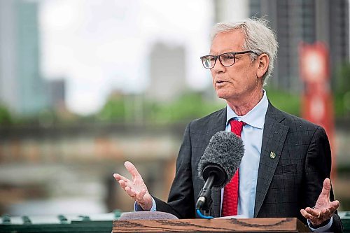 MIKAELA MACKENZIE / WINNIPEG FREE PRESS



MP Jim Carr speaks at a funding announcement for the Arctic Gateway Group Partnership Limited to rebuild and repair the Hudson Bay Railway tracks in Winnipeg on Wednesday, Aug. 3, 2022.  For Carol Sanders story.

Winnipeg Free Press 2022.