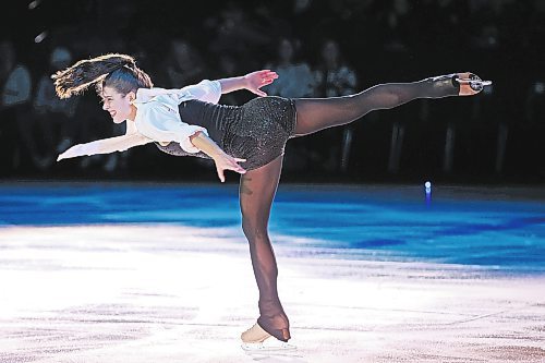 13122022
Alissa Czisny performs during the Stars On Ice 2022 Holiday Tour stop at Westoba Place in Brandon on Tuesday evening. 
(Tim Smith/The Brandon Sun)