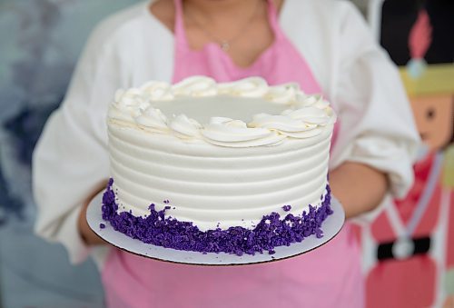 JESSICA LEE / WINNIPEG FREE PRESS

Marie Mallari of Sugar Blooms and Cakes holds a Ube cake on December 13, 2022 at the bakery. The Ube cake won a Food Network baking competition, beating out two American teams.

Reporter: Rachel