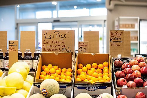 MIKAELA MACKENZIE / WINNIPEG FREE PRESS

The produce section at Vic&#x573; Market in its new location on Pembina in Winnipeg on Tuesday, Dec. 13, 2022. For Dave Sanderson story.
Winnipeg Free Press 2022.