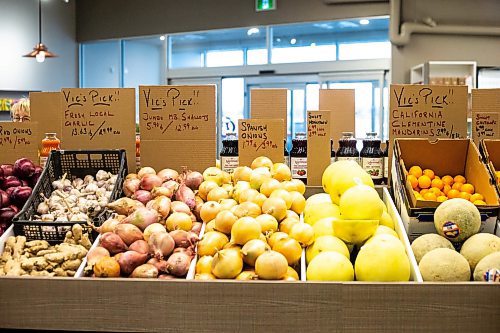 MIKAELA MACKENZIE / WINNIPEG FREE PRESS

The produce section at Vic&#x573; Market in its new location on Pembina in Winnipeg on Tuesday, Dec. 13, 2022. For Dave Sanderson story.
Winnipeg Free Press 2022.