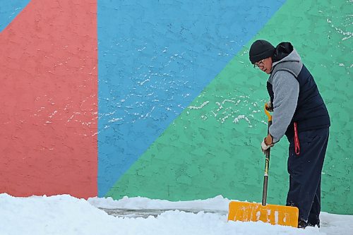 14122022
Jose Avalos shovels the sidewalk in front of the Community Health and Housing Association Westman Region office along Rosser Avenue in downtown Brandon on Wednesday morning.
(Tim Smith/The Brandon Sun)