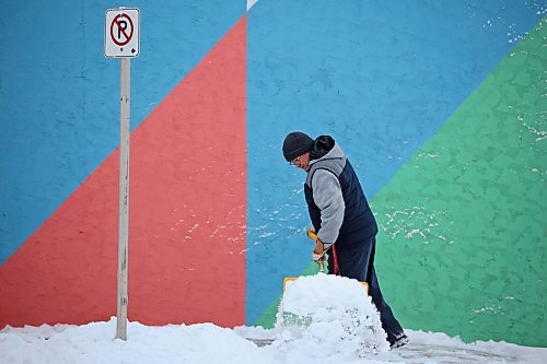 14122022
Jose Avalos shovels the sidewalk in front of the Community Health and Housing Association Westman Region office along Rosser Avenue in downtown Brandon on Wednesday morning.
(Tim Smith/The Brandon Sun)