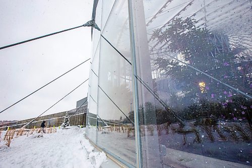 MIKAELA MACKENZIE / WINNIPEG FREE PRESS

Folks walk out of the snow and into the tropics at The Leaf in Winnipeg on Wednesday, Dec. 14, 2022. Standup.
Winnipeg Free Press 2022.