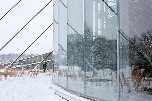 MIKAELA MACKENZIE / WINNIPEG FREE PRESS

Folks walk out of the snow and into the tropics at The Leaf in Winnipeg on Wednesday, Dec. 14, 2022. Standup.
Winnipeg Free Press 2022.