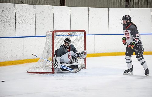 JESSICA LEE / WINNIPEG FREE PRESS

Glenlawn Collegiate goalie Jovi Wozny is photographed on December 14, 2022 during a game against Miles Macdonell Collegiate at Gateway Recreation Centre.

Reporter: Taylor Allen