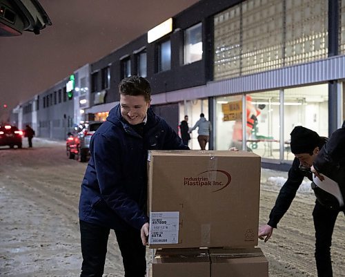 JESSICA LEE / WINNIPEG FREE PRESS

Simon Scott loads gifts he will deliver to children and families into his car on December 14, 2022.

Reporter: Taylor Allen