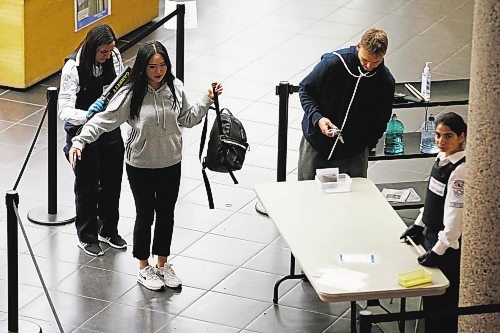 JOHN WOODS / WINNIPEG FREE PRESS

Security checkpoint at the Millenium Library in Winnipeg Monday, September 9, 2019. 



Reporter: ?