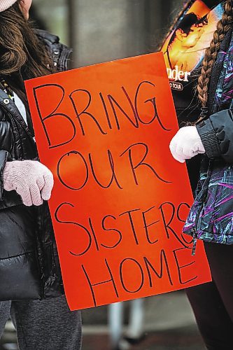 MIKAELA MACKENZIE / WINNIPEG FREE PRESS

A rally demanding justice for the murdered Indigenous women whose bodies are believed to be in landfills takes place at City Hall in Winnipeg on Thursday, Dec. 15, 2022. For Erik Pindera story.
Winnipeg Free Press 2022.