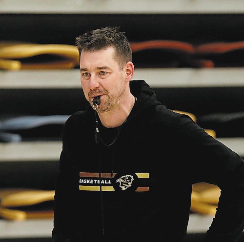 SHANNON VANRAES / WINNIPEG FREE PRESS
Kirby Schepp, head coach of the University of Manitoba's men's basketball team, watches Termaine Daniels and Keiran Zziwa and  during a practice at Investors Group Athletic Centre on January 23, 2020.