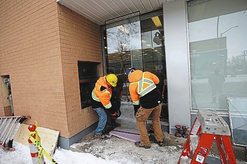 15122022
Workers with Horizon Glass replace a broken window at The Town Centre in Brandon on a mind Thursday.  (Tim Smith/The Brandon Sun)