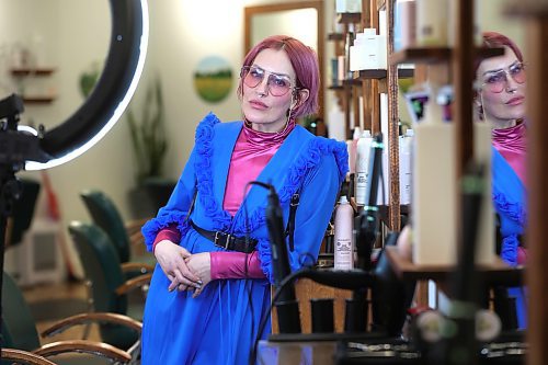 RUTH BONNEVILLE / WINNIPEG FREE PRESS 

BIZ - haircuts

Portrait of Kitty Bernes, stylist at Freshair Boutique. Story on salons getting less bookings likely to do with the cost of living increases, according to Kitty.

See Gabby's story. 
 
Dec 15th,  2022
