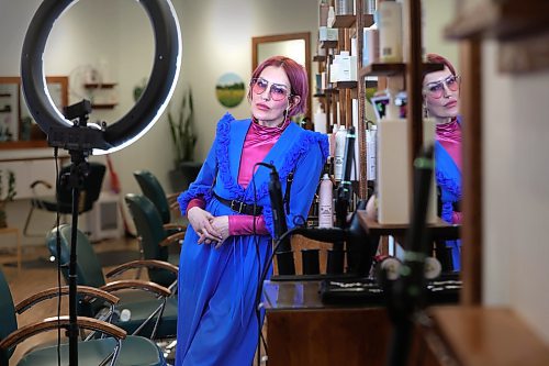 RUTH BONNEVILLE / WINNIPEG FREE PRESS 

BIZ - haircuts

Portrait of Kitty Bernes, stylist at Freshair Boutique. Story on salons getting less bookings likely to do with the cost of living increases, according to Kitty.

See Gabby's story. 
 
Dec 15th,  2022