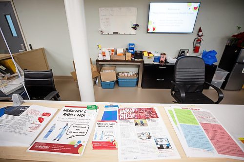 MIKE DEAL / WINNIPEG FREE PRESS
Brochures for clients at Nine Circles Community Health Centre, during a tour of the Pit Stop at 705 Broadway.
See Katrina Clarke story
221215 - Thursday, December 15, 2022.