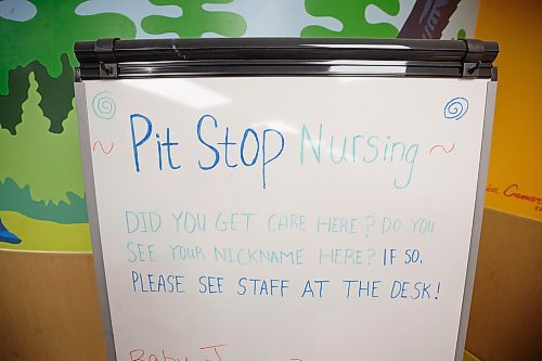 MIKE DEAL / WINNIPEG FREE PRESS
A white board at the Pit Stop alerts clients that they need to talk to a staff member at Nine Circles Community Health Centre, during a tour of the Pit Stop at 705 Broadway.
See Katrina Clarke story
221215 - Thursday, December 15, 2022.