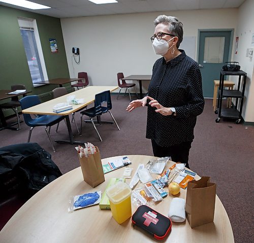 MIKE DEAL / WINNIPEG FREE PRESS
Kim Bailey, Director, Prevention Testing and Wellness at Nine Circles Community Health Centre, during a tour of the Pit Stop at 705 Broadway.
See Katrina Clarke story
221215 - Thursday, December 15, 2022.