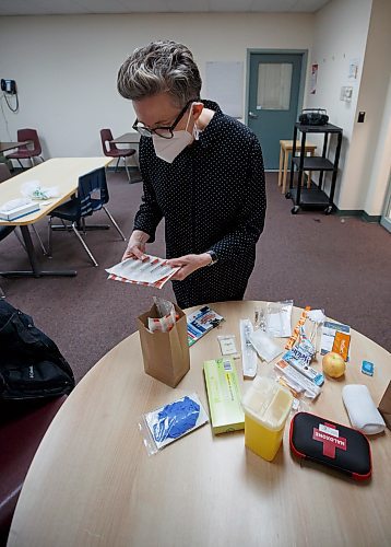 MIKE DEAL / WINNIPEG FREE PRESS
Kim Bailey, Director, Prevention Testing and Wellness at Nine Circles Community Health Centre, with a bunch of single use syringes that are part of a kit that would be handed out to a client during a tour of the Pit Stop at 705 Broadway.
See Katrina Clarke story
221215 - Thursday, December 15, 2022.