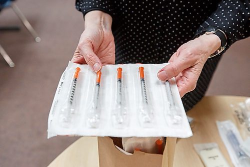 MIKE DEAL / WINNIPEG FREE PRESS
Kim Bailey, Director, Prevention Testing and Wellness at Nine Circles Community Health Centre, with a bunch of single use syringes that are part of a kit that would be handed out to a client during a tour of the Pit Stop at 705 Broadway.
See Katrina Clarke story
221215 - Thursday, December 15, 2022.