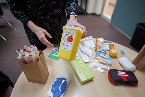 MIKE DEAL / WINNIPEG FREE PRESS
Kim Bailey, Director, Prevention Testing and Wellness at Nine Circles Community Health Centre, holds a sharps container during a tour of the Pit Stop at 705 Broadway.
See Katrina Clarke story
221215 - Thursday, December 15, 2022.