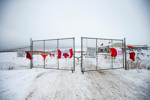 MIKAELA MACKENZIE / WINNIPEG FREE PRESS

Red dresses, flags, and orange shirts hang outside of the Brady landfill in Winnipeg on Thursday, Dec. 15, 2022. For Erik Pindera story.
Winnipeg Free Press 2022.