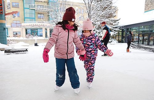 RUTH BONNEVILLE / WINNIPEG FREE PRESS 

Local Stand-up 

Selena Amiri (7yrs), helps her little sister Erin (5yrs), to skate at skating rink under the canopy  while at the Forks with their parents Thursday. 

 
Dec 15th,  2022
