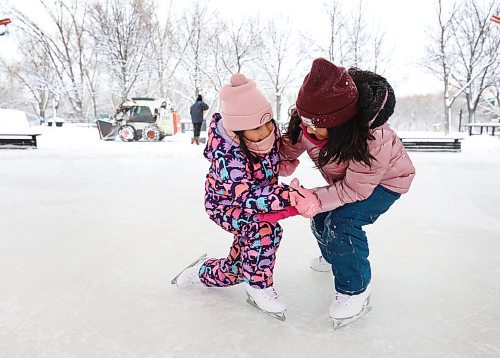 RUTH BONNEVILLE / WINNIPEG FREE PRESS 

Local Stand-up 

Selena Amiri (7yrs), helps her little sister Erin (5yrs), to skate at skating rink under the canopy  while at the Forks with their parents Thursday. 

 
Dec 15th,  2022