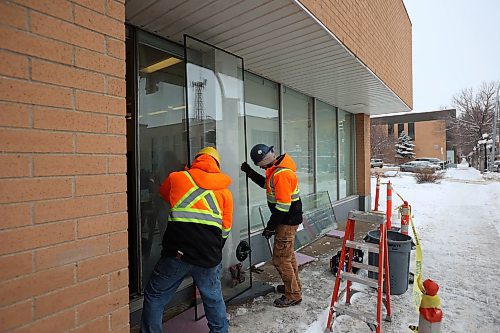 15122022
Workers with Horizon Glass replace a broken window at The Town Centre in Brandon on a mind Thursday.  (Tim Smith/The Brandon Sun)