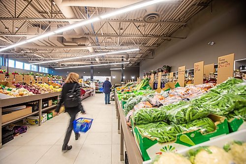 MIKAELA MACKENZIE / WINNIPEG FREE PRESS

The produce section at Vic&#x573; Market in its new location on Pembina in Winnipeg on Tuesday, Dec. 13, 2022. For Dave Sanderson story.
Winnipeg Free Press 2022.