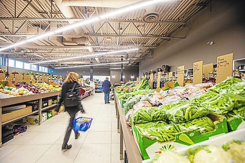 MIKAELA MACKENZIE / WINNIPEG FREE PRESS

The produce section at Vic&#x573; Market in its new location on Pembina in Winnipeg on Tuesday, Dec. 13, 2022. For Dave Sanderson story.
Winnipeg Free Press 2022.