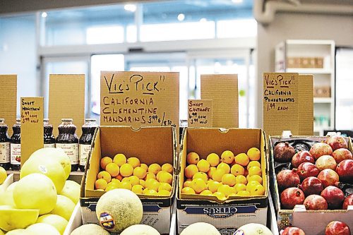 MIKAELA MACKENZIE / WINNIPEG FREE PRESS

The produce section at Vic&#x573; Market in its new location on Pembina in Winnipeg on Tuesday, Dec. 13, 2022. For Dave Sanderson story.
Winnipeg Free Press 2022.