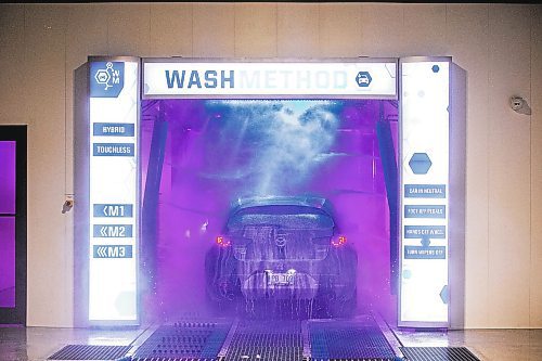 MIKAELA MACKENZIE / WINNIPEG FREE PRESS

Vehicles go through the new Wash Method Car Wash in Winnipeg on Friday, Dec. 16, 2022. For Gabby story.
Winnipeg Free Press 2022.