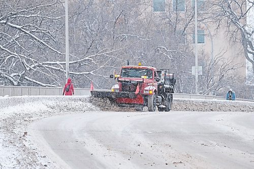 MIKE DEAL / WINNIPEG FREE PRESS
A snow clearing truck makes its way over the Osborne Street Bridge Friday. 
221216 - Friday, December 16, 2022