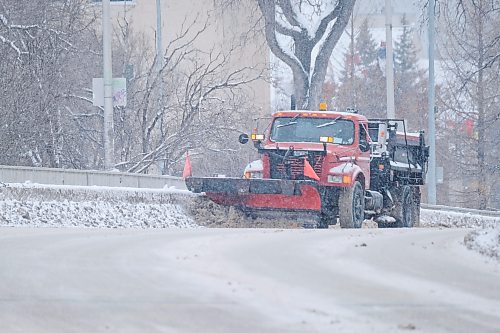 MIKE DEAL / WINNIPEG FREE PRESS
A snow clearing truck makes its way over the Osborne Street Bridge Friday. 
221216 - Friday, December 16, 2022